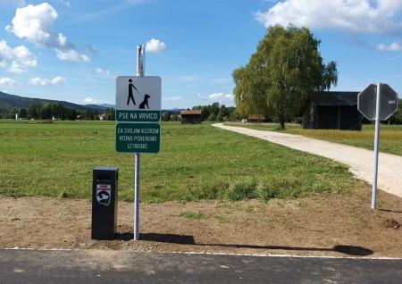 Koši za pasje iztrebke Cerknica Dolenje Jezero 02 foto Boštjan Otoničar